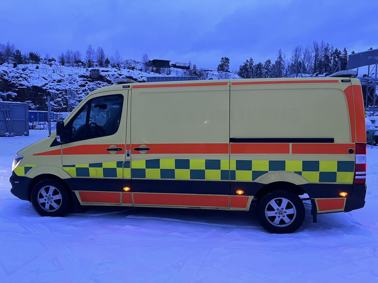 سيارة إسعاف MERCEDES-BENZ Sprinter 319 3.0 ambulance/krankenwagen: صورة 2