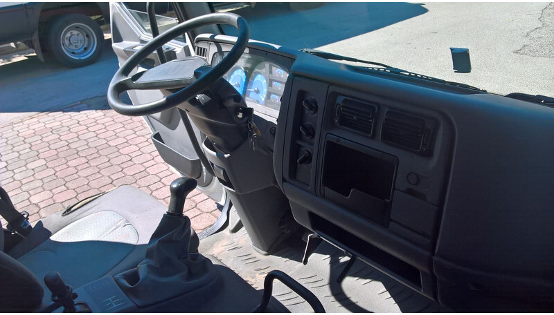 الكابينة والداخلية - شاحنة Renault MIDLUM Euro 5: صورة 4