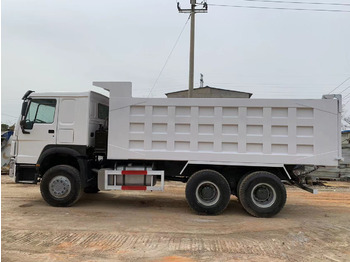 شاحنة قلاب لنقل المعدات الثقيلة SINOTRUK HOWO Dump truck 371 6x4: صورة 2