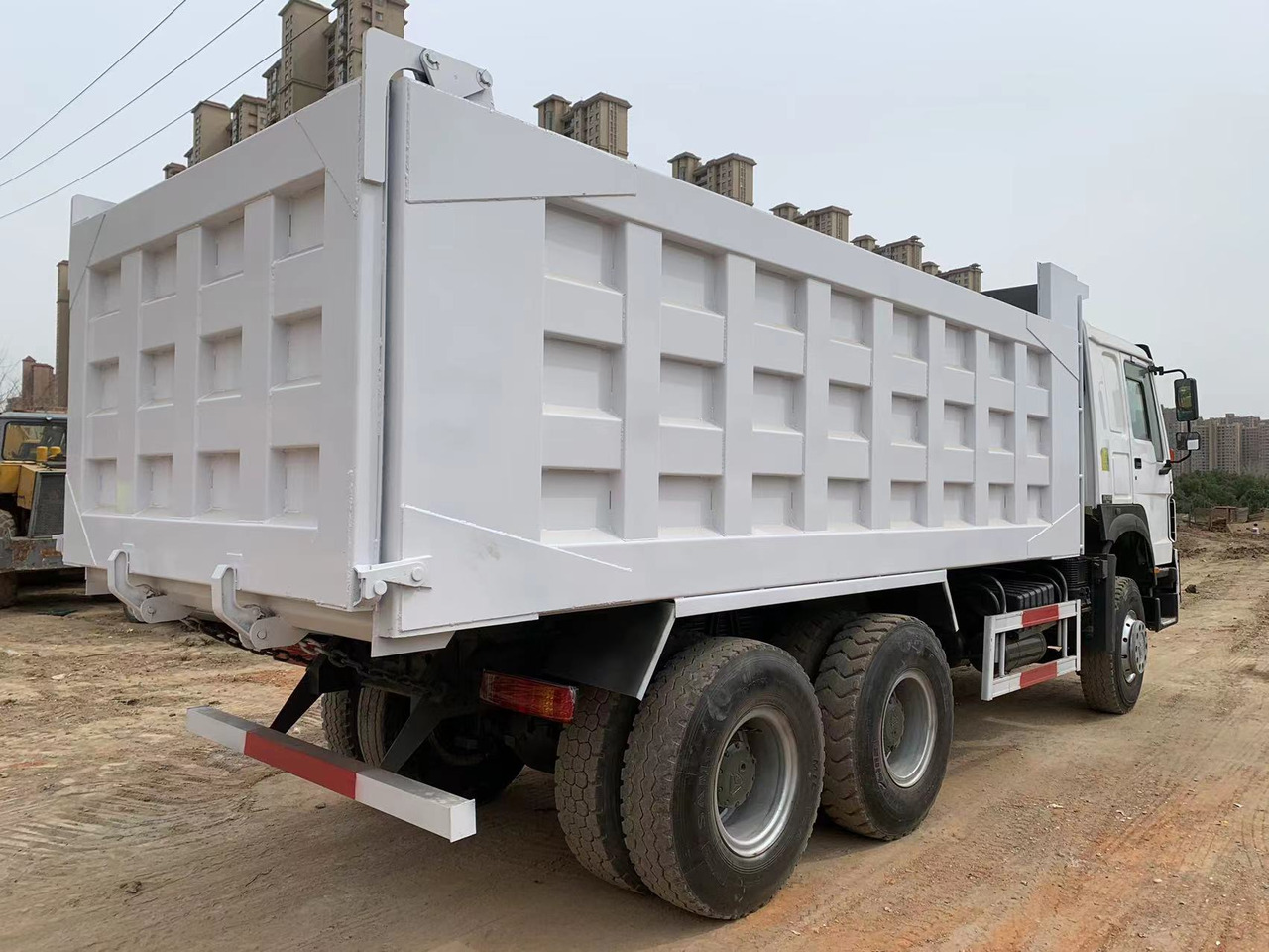شاحنة قلاب لنقل المعدات الثقيلة SINOTRUK HOWO Dump truck 371 6x4: صورة 6