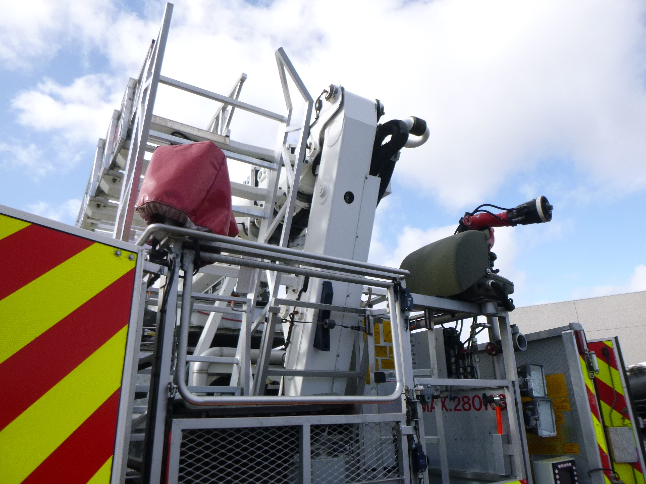 شاحنة حريق Scania P310 6x2 RHD fire truck + pump, ladder & manlift: صورة 27