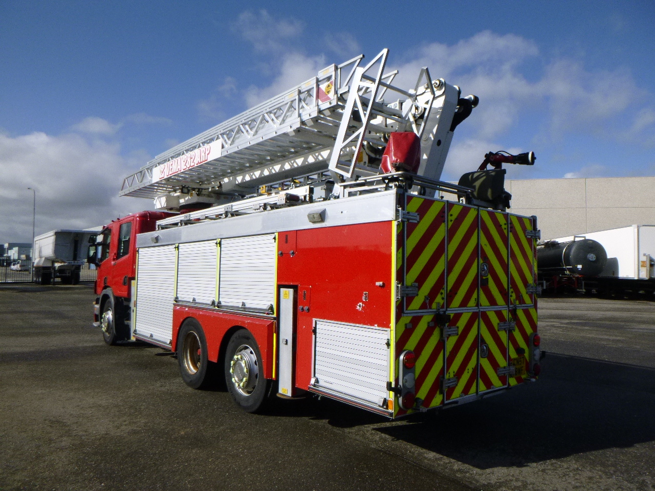 شاحنة حريق Scania P310 6x2 RHD fire truck + pump, ladder & manlift: صورة 3