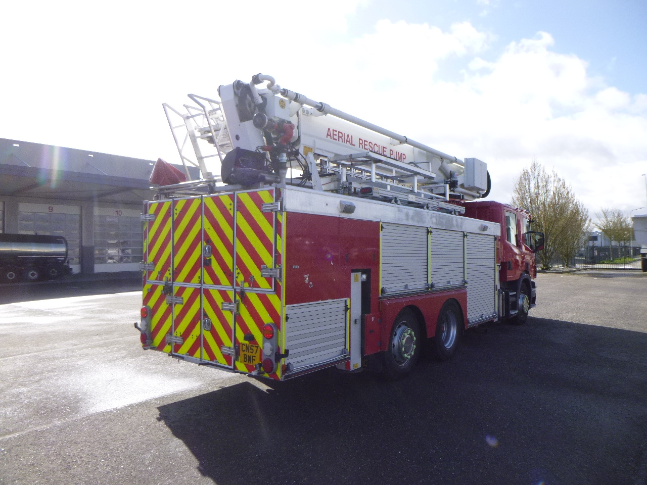 شاحنة حريق Scania P310 6x2 RHD fire truck + pump, ladder & manlift: صورة 4