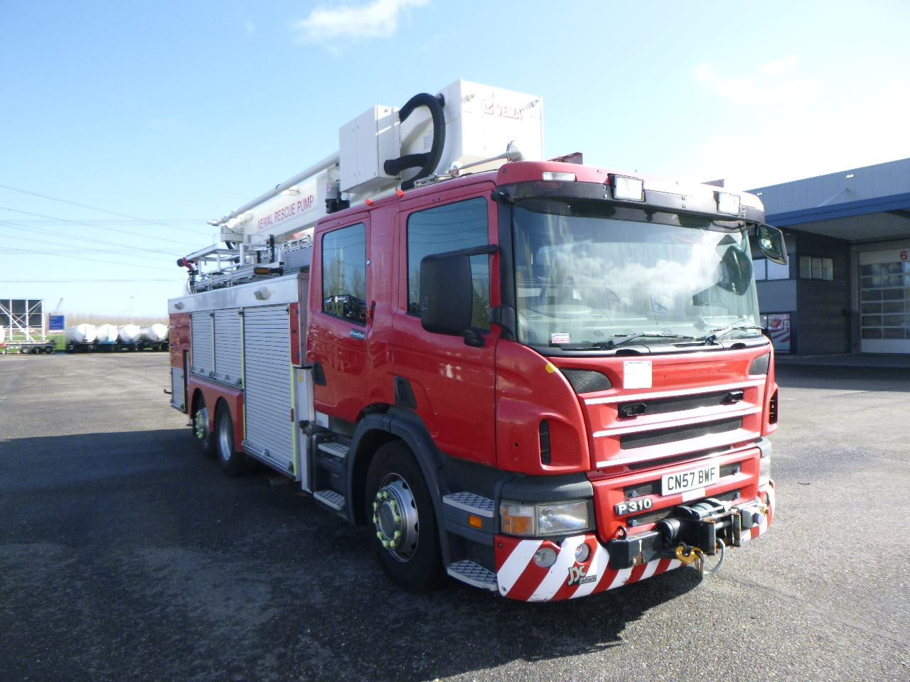 شاحنة حريق Scania P310 6x2 RHD fire truck + pump, ladder & manlift: صورة 2