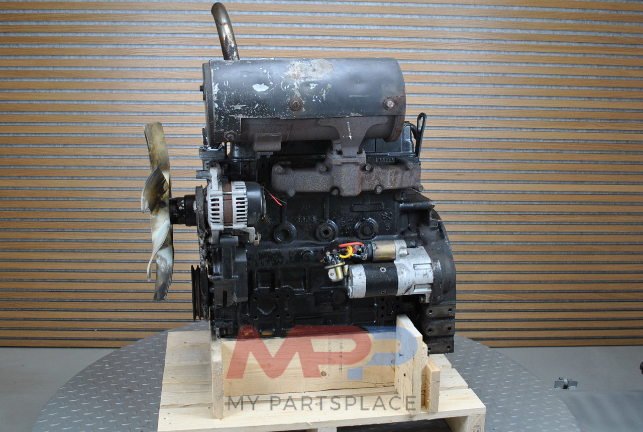 المحرك و قطع الغيار - حفّار Yanmar 4TNE94L: صورة 3