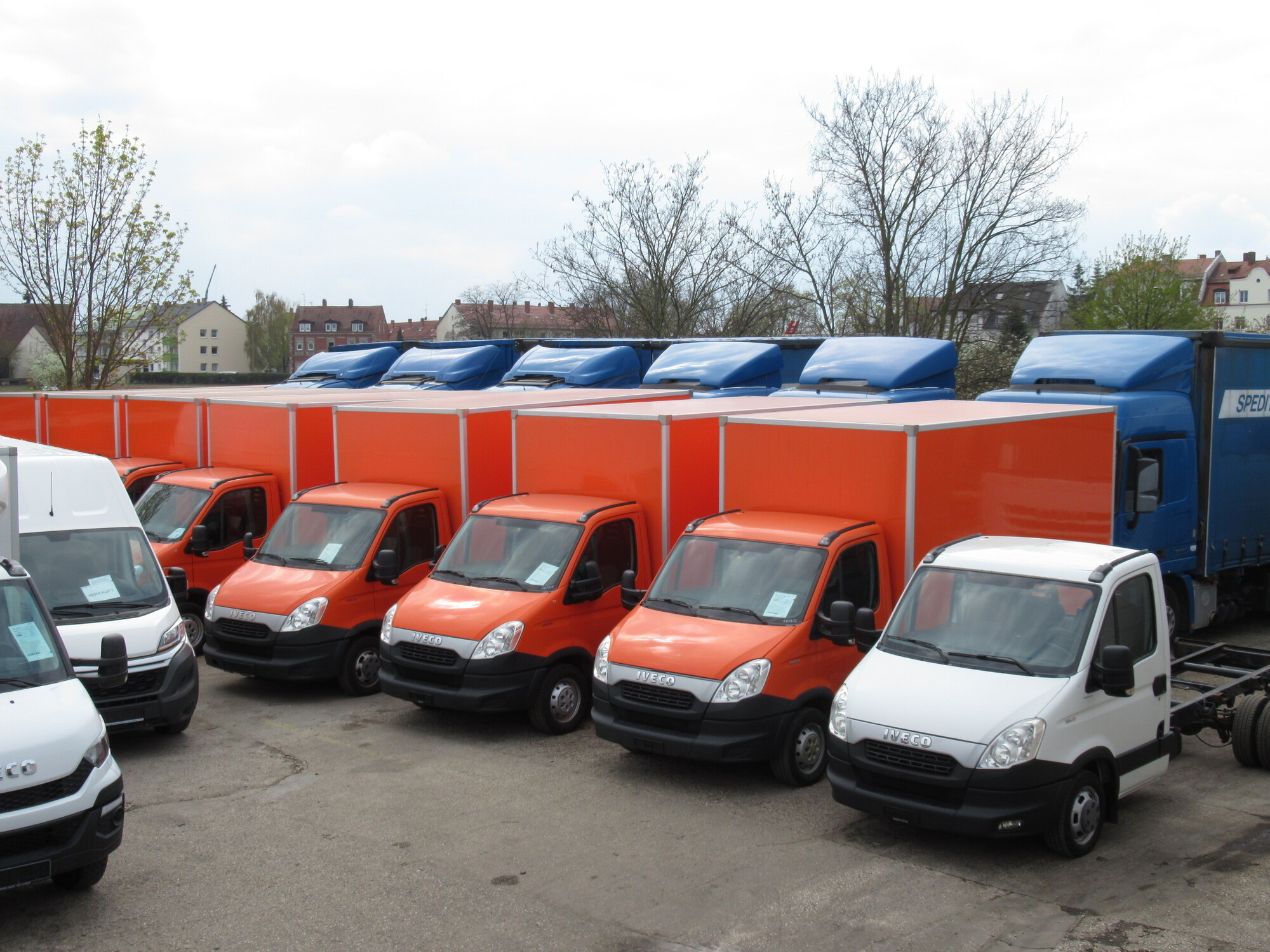 AutoStratis - شاحنات توصيل مغلقة - العام: 2020, 4x4, ديزل, رافعة خلفية undefined: صورة 2