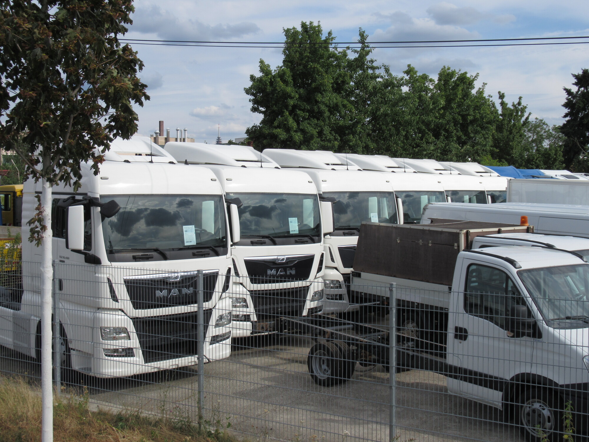 AutoStratis - شاحنات توصيل مغلقة - العام: 2020, 4x4, ديزل, رافعة خلفية undefined: صورة 1