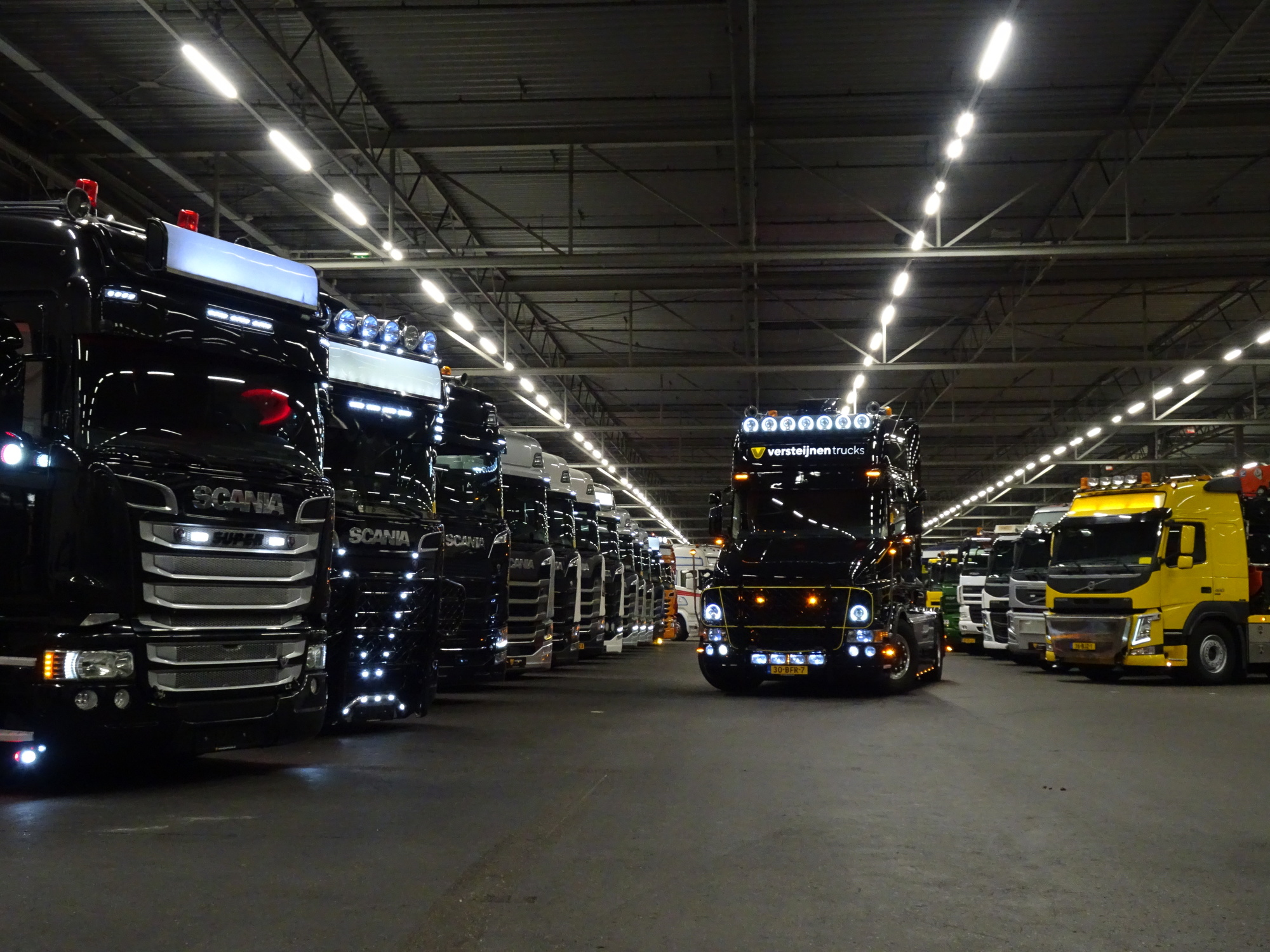 Versteijnen Trucks B.V. - سيارات خدمات/ سيارات خاصة undefined: صورة 1