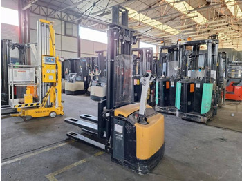 آلة تكديس CATERPILLAR