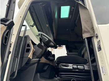 Interior photo 1: رأس تريلا MAN TGX 33.510 6x4 BL SA TGX 33.510 6x4 BL SA, Retarder, GX-Fahrerhaus