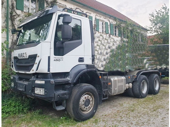 شاحنة بهيكل معدني للمقصورة