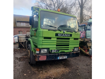 ناقلة حاويات/ شاحنة حاويات SCANIA 82