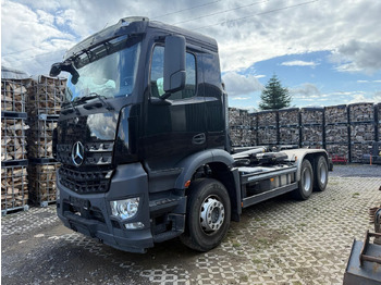 شاحنة برافعة خطافية MERCEDES-BENZ Arocs 2648