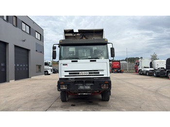 شاحنة قلاب Iveco EUROTRAKKER 320 E 35 (GRAND PONT / LAMES / POMPE MANUELLE / 8X4 / CURSOR 8): صورة 2