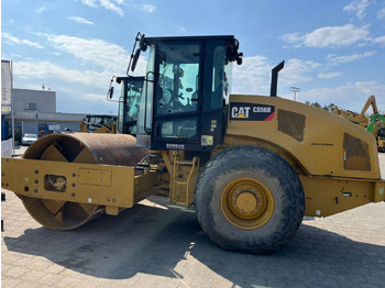 ضاغطة التربة CATERPILLAR