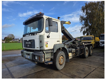 شاحنة برافعة خطافية MAN