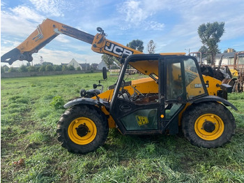 آلة رفع ونقل تلسكوبية JCB