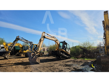 حفار زاحف JCB JS130