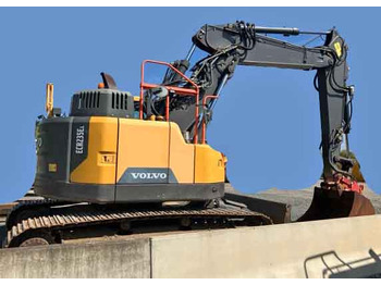 حفّار VOLVO ECR235