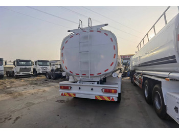 شاحنة صهريج Sinotruk HOWO 8*4 Tank truck: صورة 4