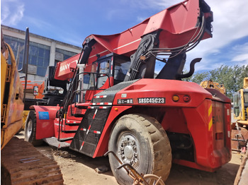 آلة حمل الحاويات في الأماكن الصغيرة