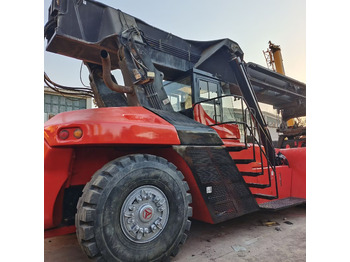 آلة حمل الحاويات في الأماكن الصغيرة