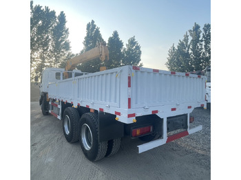 شاحنة كرين SINOTRUK HOWO