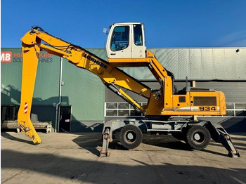 آلة التعامل مع النفايات LIEBHERR A 934