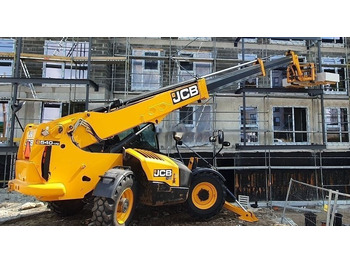 آلة رفع ونقل تلسكوبية JCB