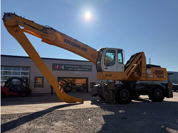 آلة التعامل مع النفايات LIEBHERR A 934
