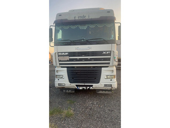 شاحنة نقل نصف مقطورة بالميناء