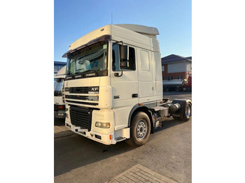 شاحنة نقل نصف مقطورة بالميناء