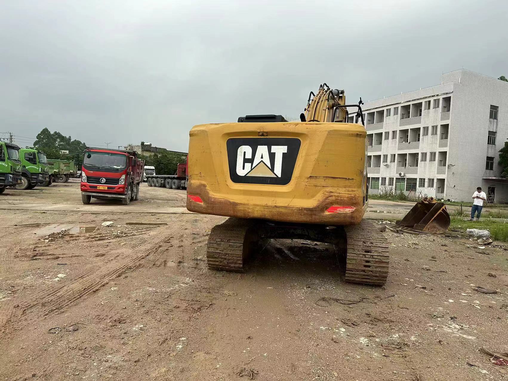 حفار زاحف CATERPILLAR 320GC: صورة 3