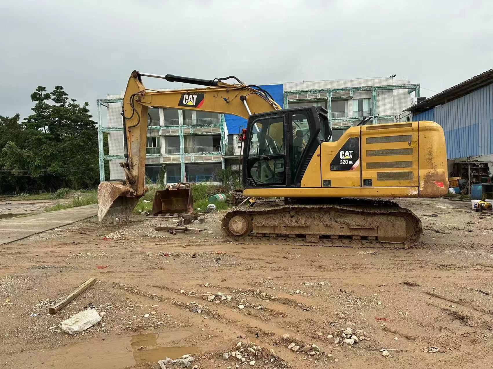 حفار زاحف CATERPILLAR 320GC: صورة 2