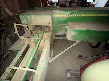 ماكينات نشر التبن John Deere 332A Square baler: صورة 2