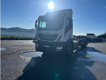 شاحنة بهيكل معدني للمقصورة IVECO Stralis