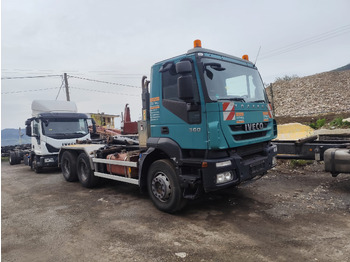 شاحنة برافعة خطافية IVECO Trakker