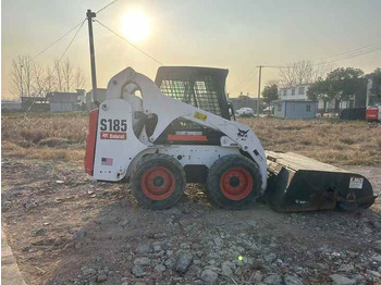شيول صغير Used bobcat s185 skid steer loader  on sale 100% excellent condition bobcat brand s185  s300 s550 s16 s18 skid steer sale: صورة 3