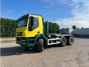 شاحنة برافعة خطافية IVECO Trakker