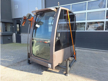 الكابينة والداخلية MECALAC