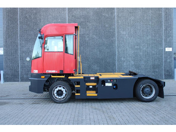 شاحنة نقل نصف مقطورة بالميناء KALMAR