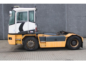 شاحنة نقل نصف مقطورة بالميناء KALMAR