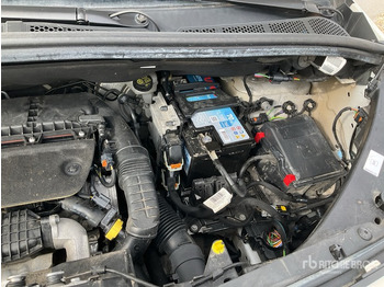 شاحنة توصيل مغلقة 2019 Peugeot Partner Cargo Van: صورة 5