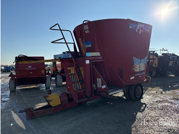 عربة خلط الأعلاف