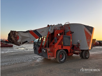 عربة خلط الأعلاف
