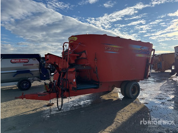 عربة خلط الأعلاف