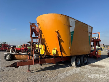 عربة خلط الأعلاف