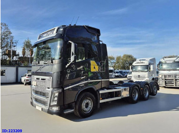 شاحنة بهيكل معدني للمقصورة VOLVO FH16 750