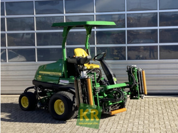 جزازة عشب الحدائق JOHN DEERE 8700