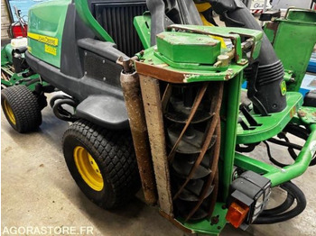 جزازة عشب الحدائق JOHN DEERE 8400